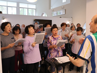 感謝美籍教師對台教育奉獻 東海校友跨海為90歲教師獻唱