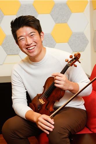 專訪》首席小提琴家林冠羽返台 解析交響樂團的聆聽祕密