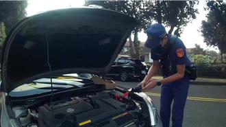 愛車熄火發不動報警求助 人民保母拿「電霸」神救援