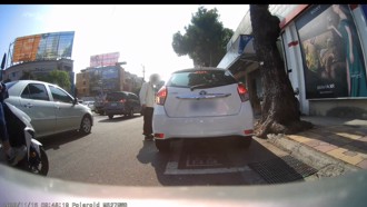 機車待轉區變「停車格」 阿伯暴怒狂唸轎車駕駛