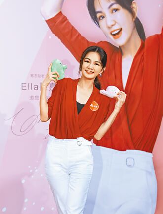 Ella抱小腰果沾屎樂喊戰績