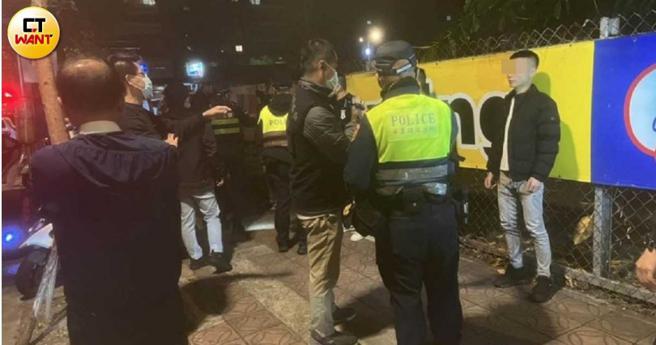 北市刑大3月间逮捕自称万华分会长的林男等人，帮眾气焰嚣张聚集不肯散去，当时大队长亲自带队一一盘查身分。（图／本刊资料照）。