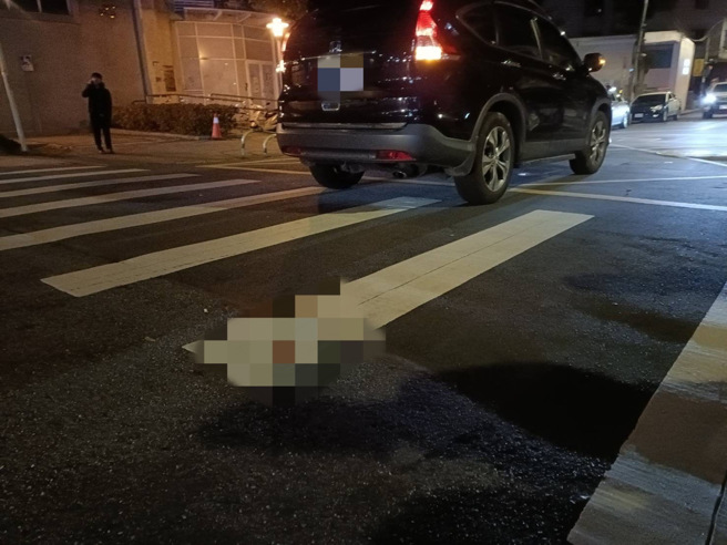 男子智允小黄运将抽菸却被推倒，惨遭休旅车辗过伤重不治。（图／警方提供）