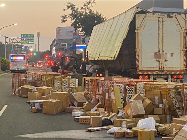 高雄68歲朱姓男子駕駛物流貨車於15日凌晨5時許行經楠陽路與朝新路口，因車輛側門插銷未確實上鎖，導致轉彎時將車上物品散落一地。（翻攝照片／林瑞益高雄傳真）