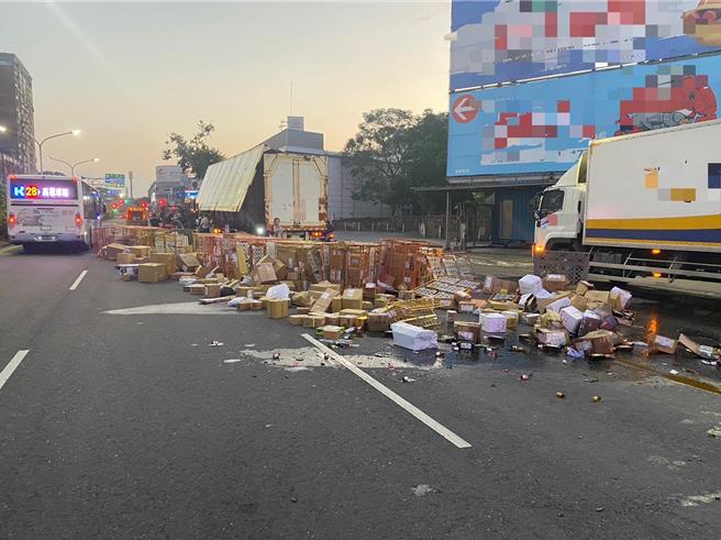 高雄68歲朱姓男子駕駛物流貨車於15日凌晨5時許行經楠陽路與朝新路口，因車輛側門插銷未確實上鎖，導致轉彎時將車上物品散落一地，圖為車禍現場。（翻攝照片／林瑞益高雄傳真）