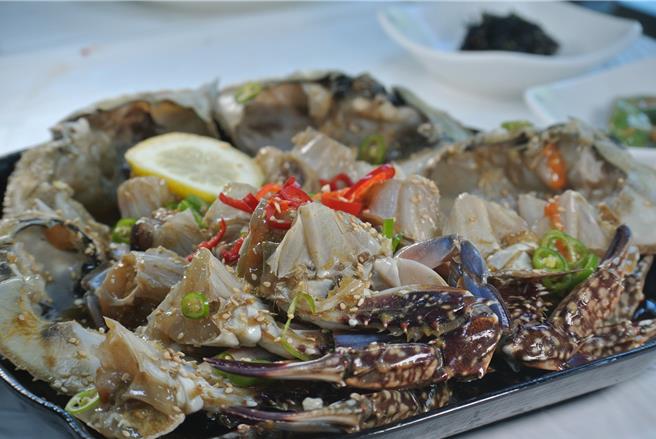 醃螃蟹(醬蟹)是韓國傳統美食之一，好滋味連台灣人都愛，藝人小S甚至用「天殺的好吃」來形容醬蟹的美味。(陳韻萍攝)