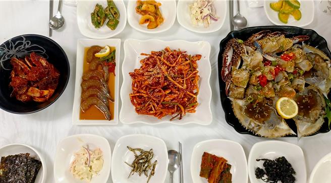 南道的麗水三面臨海，當地的醬蟹非常知名，麗水甚至有「醬蟹一條街」的美食主題街。(陳韻萍攝)