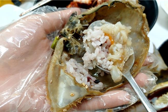 醃螃蟹把生蟹放入特製的醬油中醃製，道地吃法是將白飯放到蟹殼中，和蟹肉、蟹膏混合，被韓國人稱為「偷飯賊」。(陳韻萍攝)