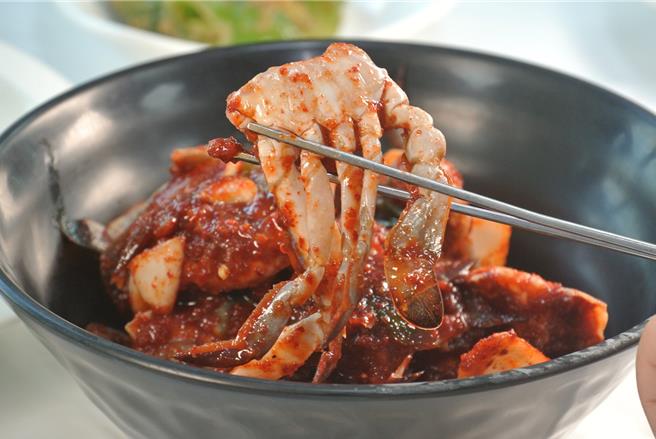 生食級的辣拌蟹，韓式特調醬料均勻包覆蟹肉，辣味和甜味緊緊纏繞在嘴裡，辣、香、鮮、甜，多種風味交織。(陳韻萍攝)