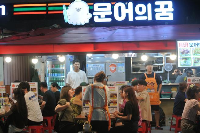 麗水海洋公園旁的河岸散步道旁有許多餐廳能大啖「章魚三合」迷人彭湃的海味。(陳韻萍攝)