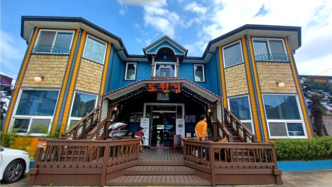 在順天吃泥蚶是當地人的日常，因此有很多可以品嘗泥蚶的餐廳。(陳韻萍攝)