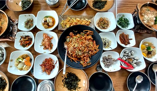 泥蚶定食有滿滿一整桌的南道小菜，還可飽嘗清蒸、涼拌、酥炸、醬醃等多種泥蚶料理。(陳韻萍攝)