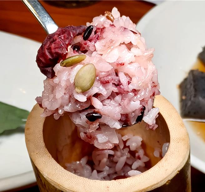 潭陽郡盛產竹子，被稱為「竹之鄉」，衍生出代表性鄉土飲食竹筒飯，竹筒飯除了米飯外，還放入栗子、松子等堅果、紅棗、銀杏等養生食材。(陳韻萍攝)