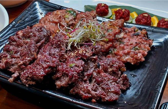 牛肉餅製工繁複，以入口即化的柔嫩口感為特色，現點現烤，可感受到飽滿的牛肉餅中富含的鮮美肉汁。(陳韻萍攝)