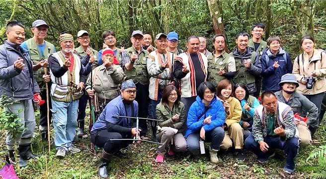 台灣黑熊Hundiv(閽帝夫)在眾人的見證與祝福下，14日重返森林。（林業保育署台東分署提供／蕭嘉蕙台東傳真）