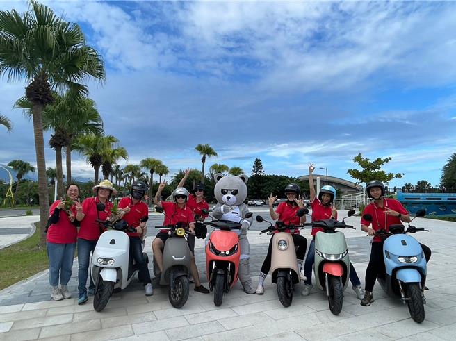 花莲县府不定期推动电动机车试乘活动，推广光电绿能，节能减碳。（花莲县政府提供／王志伟花莲传真）