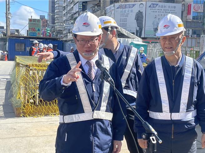 蓝白政党协商今登场，行政院副院长郑文灿(左)说，关键是选民手中选票。(吕筱蝉摄)