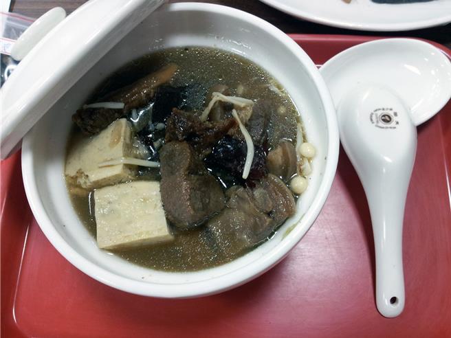 台南市立医院中医部医师郭钰君建议，冬令进补的观念应该修正为「轻补」，以降低肠胃负担，提升肠胃机能帮助药力吸收，羊肉炉可用归玉羊肉炉替代。（市立医院提供／洪荣志台南传真）