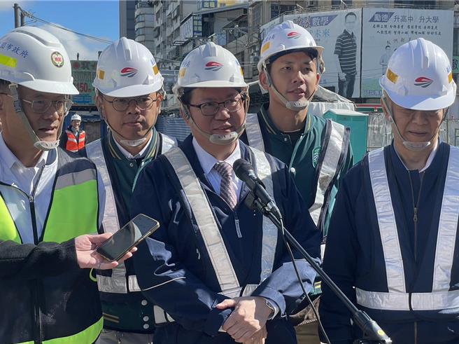 民進黨桃色風波連環爆，行政院副院長鄭文燦(中)說，有犯錯就改正，沒犯錯回到政策競爭。(呂筱蟬攝)