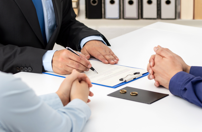 吕文婉透露自己曾拆散一对相恋10年、快步入礼堂的银色情侣，图为示意图，与当事人无关。（图／shutterstock）