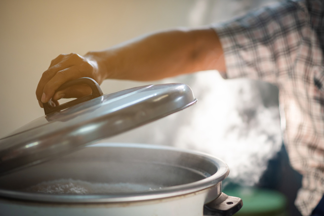 網友好奇，電子鍋煮出來的飯是否真的比電鍋好吃，結果不少內行人分享把飯煮的美味的秘訣。（示意圖／Shutterstock）