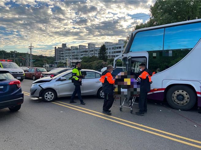 62歲黎姓司機15日駕駛遊覽車疑似恍神連撞7輛停放路邊自小客車，頸椎受傷送往醫院救治。（竹東分局提供／邱立雅竹縣傳真）