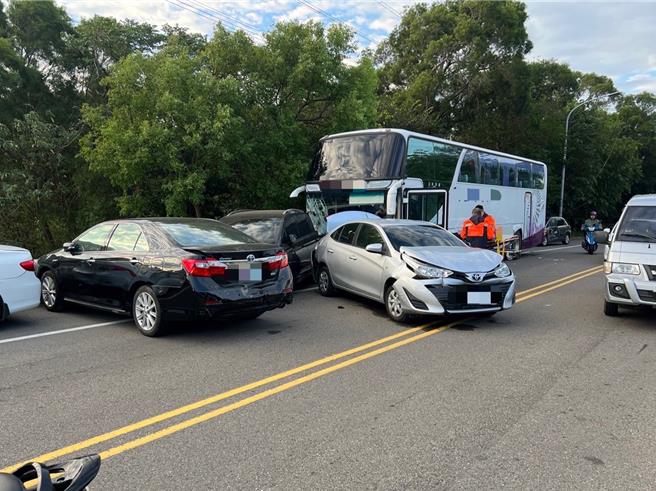 62歲黎姓司機15日清晨6時許，駕駛遊覽車行經寶山鄉環北路往東時，疑似恍神連撞7輛停放路邊自小客車。（竹東分局提供／邱立雅竹縣傳真）