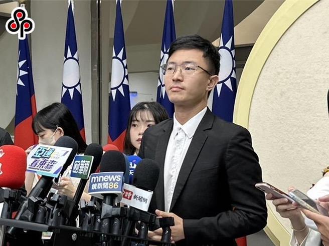 侯漢廷表示，這些特定人士對外放話的言論都是不實傳言，自己願意接受公開見面、論證以及民調，而非口頭整合。(本報資料照片)