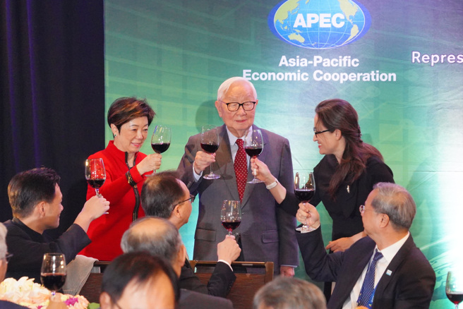 萧美琴今以晚宴欢迎张忠谋率领台湾代表团到旧金山，出席由美国主办的亚太经济合作会议（APEC）。（图／中央社）