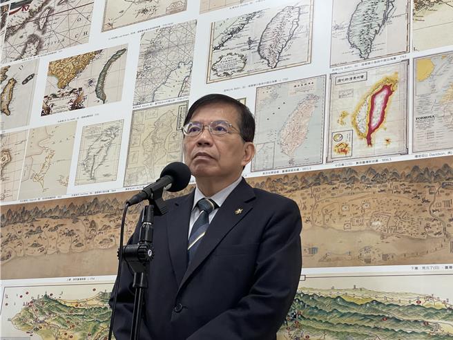 交通部长王国材15日表示，确定併排违停仍会记点，路口、公车站附近上下客货临停，等明年6月临停区画设后恢復记点。图为王国材日前在立法院受访照片。（蔡亚桦摄）