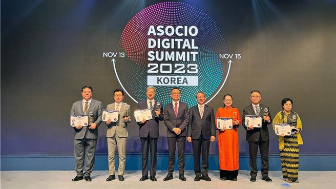 台南市政府荣获ASOCIO数位政府奖项殊荣，不仅获得国际肯定，也受邀出席韩国首尔的颁奖晚会。（研考会提供／洪荣志台南传真）