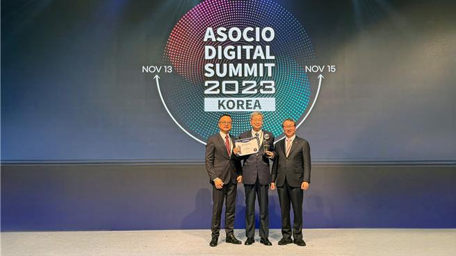 台南市政府荣获ASOCIO数位政府奖项殊荣，不仅获得国际肯定，也受邀出席韩国首尔的颁奖晚会。（研考会提供／洪荣志台南传真）