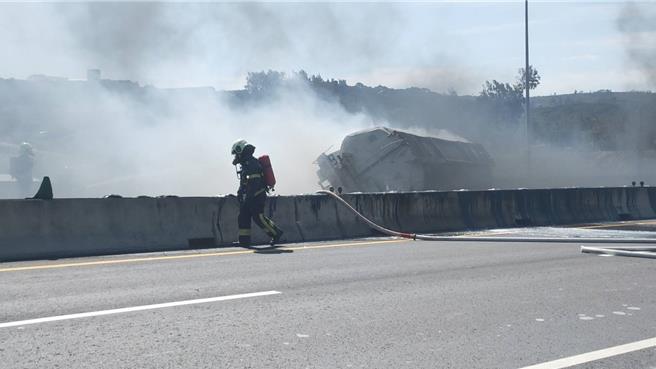 今年3月台61线后龙段甲醇槽车翻覆起火烧损路面，公路局苗栗公务段15日起重新刨铺。（读者提供／谢明俊苗栗传真）