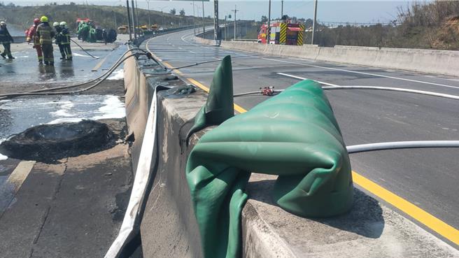 今年3月台61线后龙段甲醇槽车翻覆起火烧损路面，公路局苗栗公务段15日起重新刨铺。（读者提供／谢明俊苗栗传真）