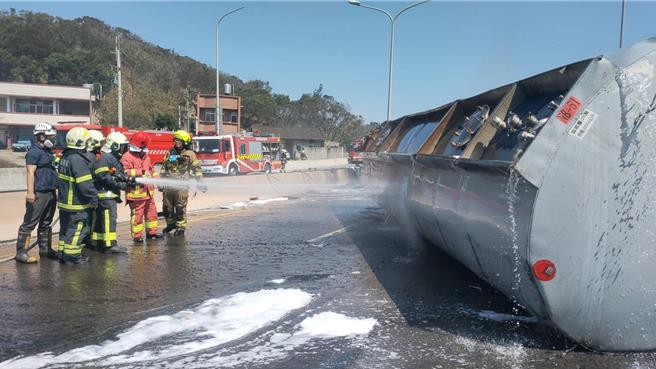 今年3月台61线后龙段甲醇槽车翻覆起火烧损路面，公路局苗栗公务段15日起重新刨铺。（读者提供／谢明俊苗栗传真）