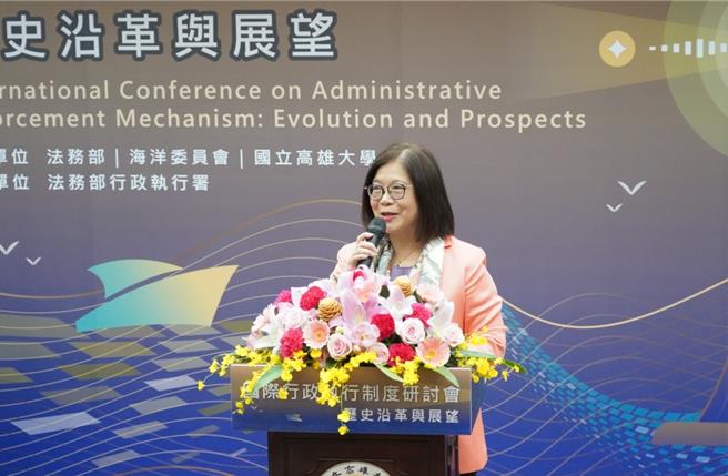 海洋委員會、法務部及國立高雄大學15日在高雄大學共同舉辦「國際行政執行制度」研討會，對於大陸抽砂船越界抽砂，海洋委員會主任委員管碧玲（見圖）致詞時強調，鑑於日前海巡查扣的大陸籍「華益9號」抽砂船案，因現有法令的不足，導致法院對抽砂船沒收處分予以撤銷，海洋委員會將研提修法。（海委會提供／林瑞益高雄傳真）