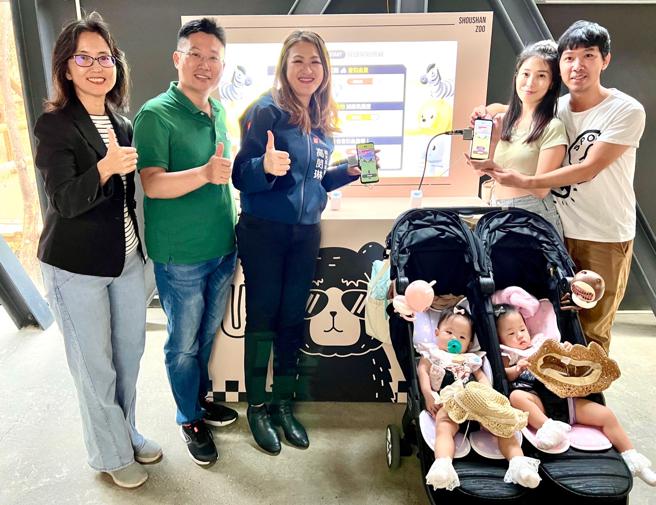 民眾搶先體驗5G互動遊戲（圖片來源：高雄市觀光局提供）
