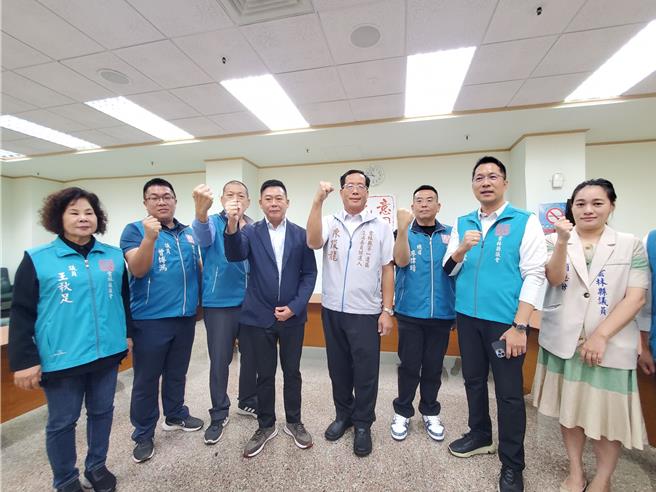 雲林縣議員陳俊龍（右四）今在縣議會民意政團宣布參選雲林海線立委。（周麗蘭攝）