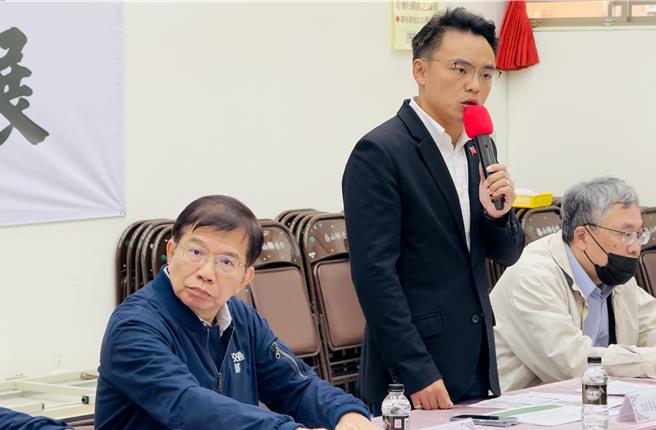 立法院交通委员会今（15）日由立委洪孟楷（左二）担任召集委员，前往新北考察多项改善工程，交通部长王国材（左）也出席与会。（吕健豪摄）