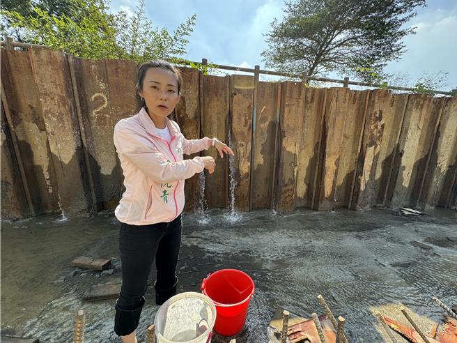 紧邻新化南圳绿堤的雨水下水道C干线分洪工程，近日放水灌溉，造成挡土墙多处渗水，犹如小瀑布，市议员余柷青15日上午会勘，要求相关单位尽速找出渗水原因并改善。(曹婷婷摄)