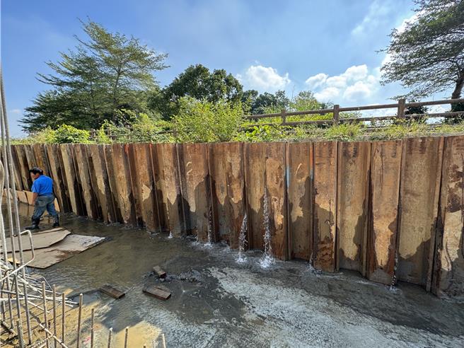 新化雨水下水道C干线分洪工程有多达14处渗水。(曹婷婷摄)