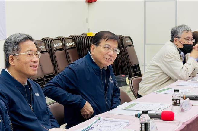 交通部长王国材（左二）今回应2024农历春节旅行团赴陆禁令解除相关问题。（吕健豪摄）