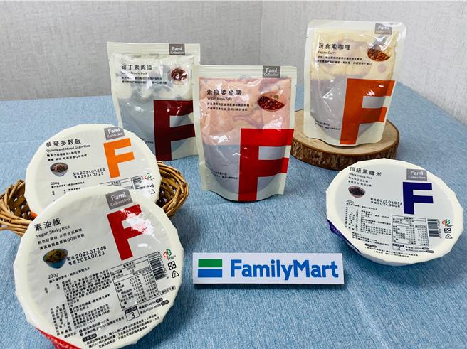 全家為進一步滿足蔬食客的餐桌需求， FamiCollection端出筍丁素肉燥、蔬食素咖哩、素麻婆豆腐3款常溫調理包，簡單復熱即可端上桌。（全家提供／朱世凱台北傳真）