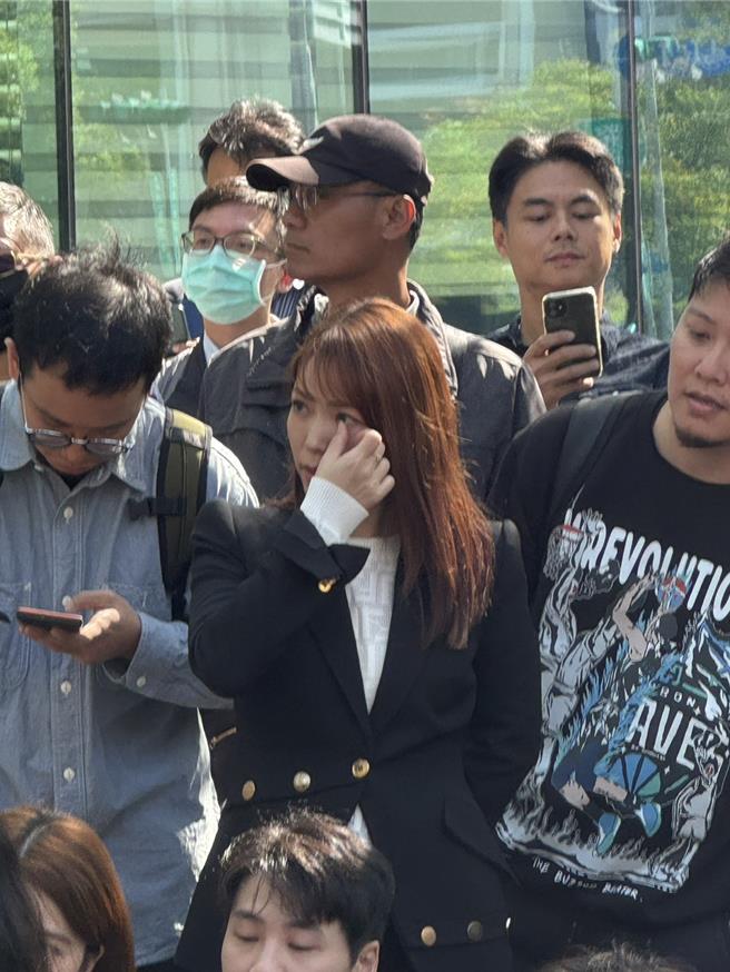 柯文哲競辦發言人陳智菡神情嚴肅、眼眶泛紅，突然在現場拭淚，引發關注。（楊亞璇翻攝）