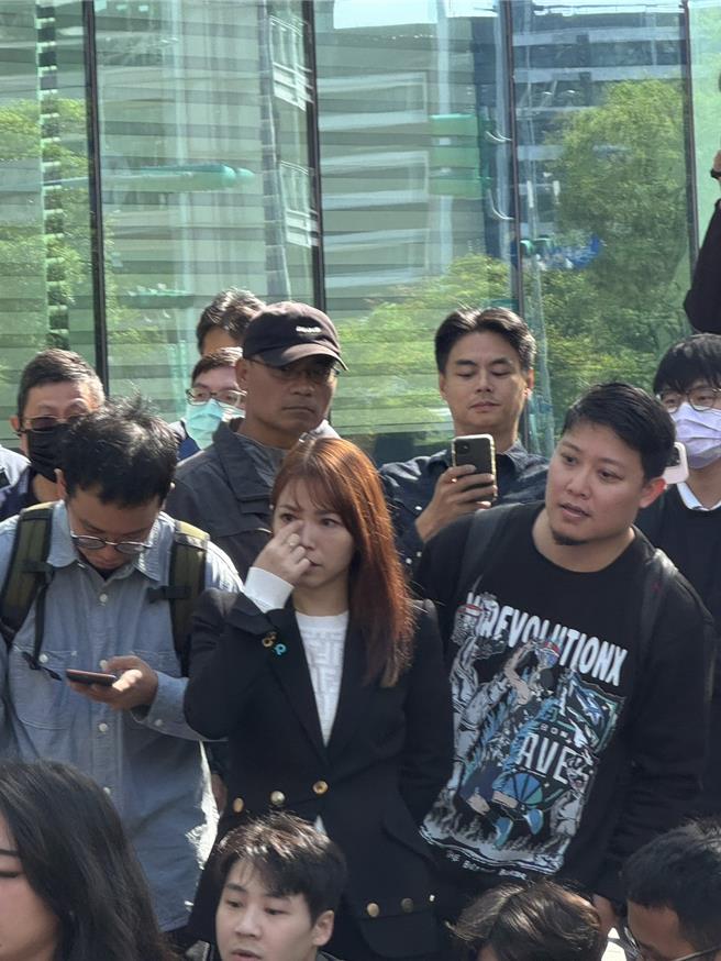 柯文哲競辦發言人陳智菡神情嚴肅、眼眶泛紅，突然在現場拭淚，引發關注。（楊亞璇翻攝）