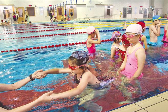 2023年11月15日新北市／教育局表示莺歌区人口约8.8万人，游泳池设备维护、水电费、救生员配置等经营成本高，需具市场财务可行，才能招商成功及永续经营。（新北市体育处提供／刘玮晴新北传真）