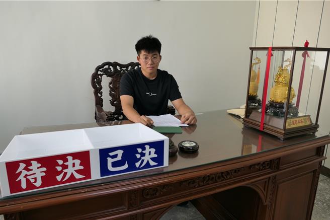 雲林縣東勢鄉代會主席張哲維因身體因素請辭主席，補選後由24歲劉家瑋（見圖）當選，成為全台最年輕鄉鎮市代表會主席。（張朝欣攝）