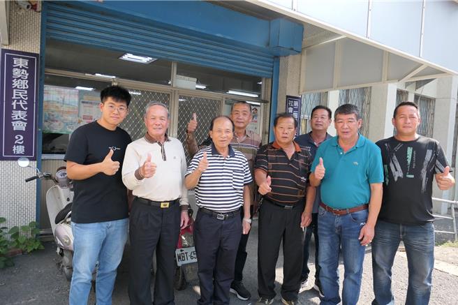雲林縣東勢鄉代會主席補選，由24歲劉家瑋（前左一）當選，鄉代們希望年輕人接棒，帶動地方整體發展。（張朝欣）
