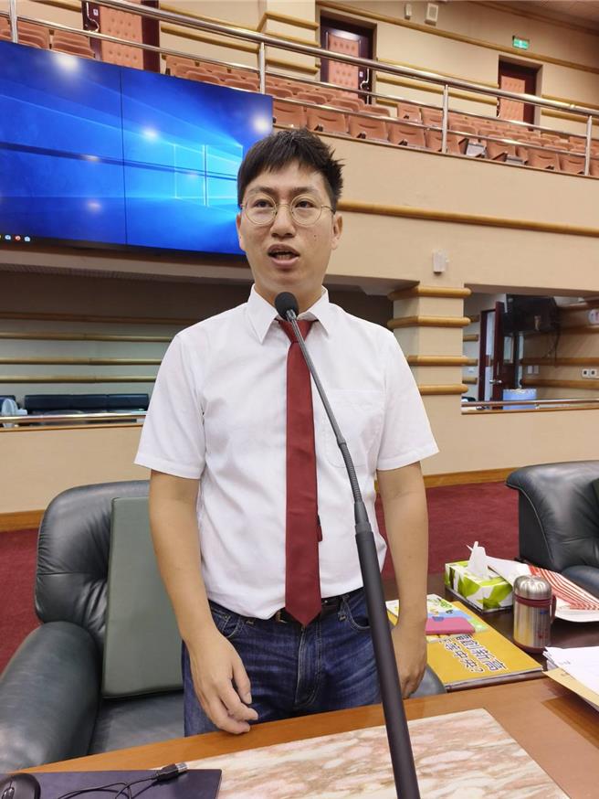 嘉义市议员王浩今天督促市府纂修市志，记录多年来嘉义市的各项发展。（廖素慧摄）