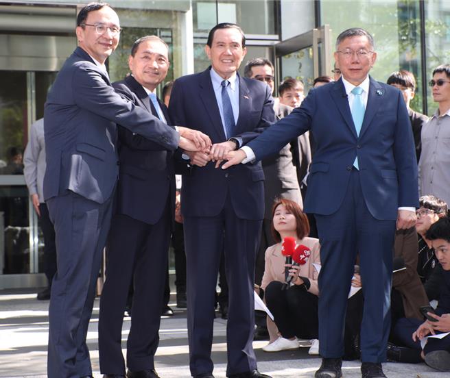 针对2024总统大选在野整合事宜，在野蓝白领袖国民党主席朱立伦（左起）、国民党总统参选人侯友宜、前总统马英九及民眾党主席柯文哲15日进行双边对谈。会后四人一同发表联合声明，手牵手表明蓝白合的企图。 （郑任南摄）